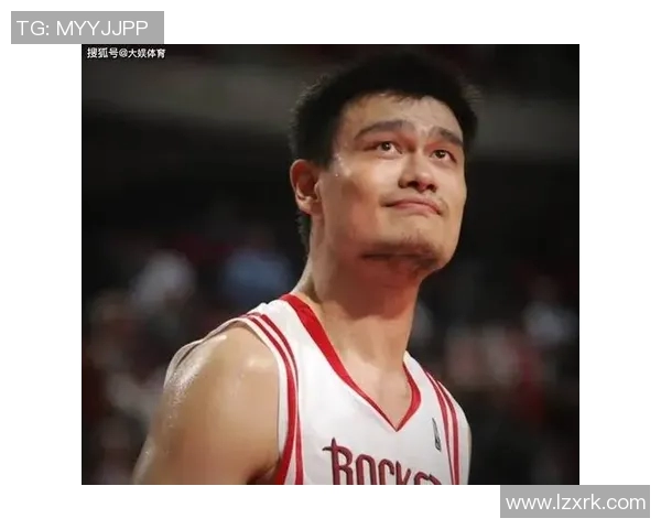 姚明在休斯顿街头闲逛享受生活与购物的乐趣