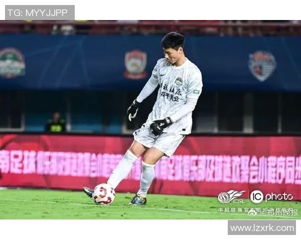 足球明星因半月板手术缺席赛季大部分比赛球迷期待复出表现