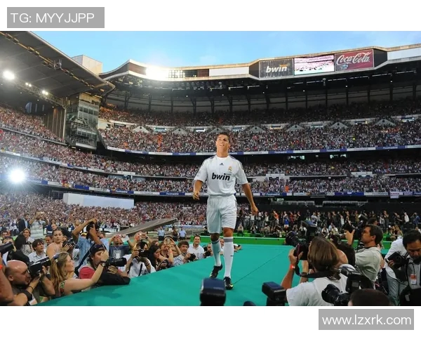 足球明星C罗铜像背后的故事与传奇人生揭秘