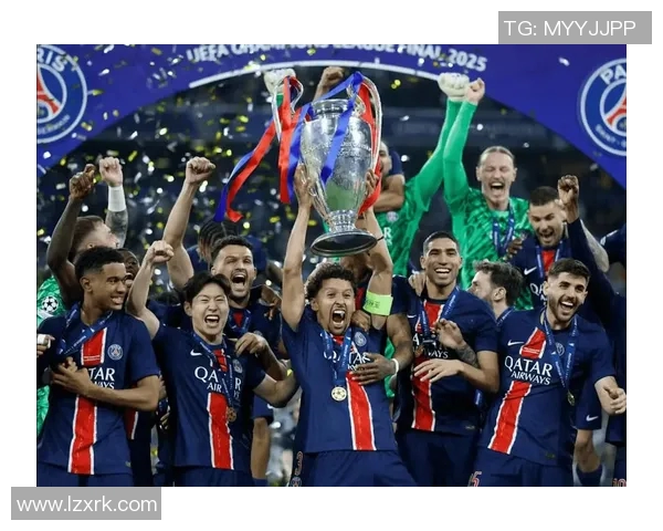 足球明星荣耀时刻捧奖杯的精彩瞬间回顾与背后故事分享